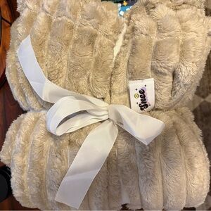 SNEE Beige Faux Fur Throw Blanket